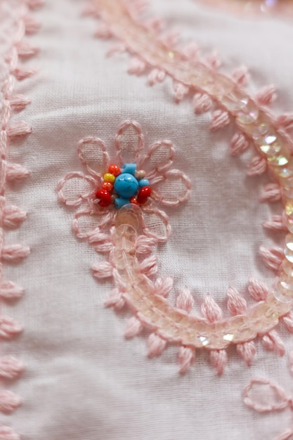 haftowane dekoracje na materiale